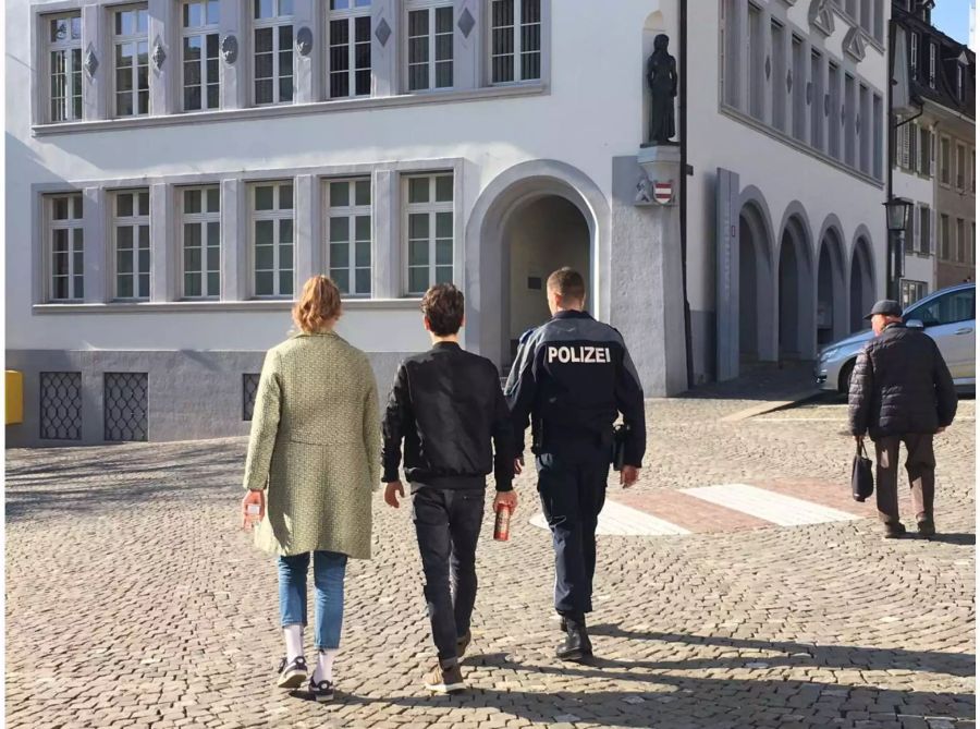 Jugendliche Testpersonen des Blauen Kreuzes in Begleitung der Regionalpolizei Zofingen während der Präventionsaktion - Regionalpolizei Zofingen/Blaues Kreuz