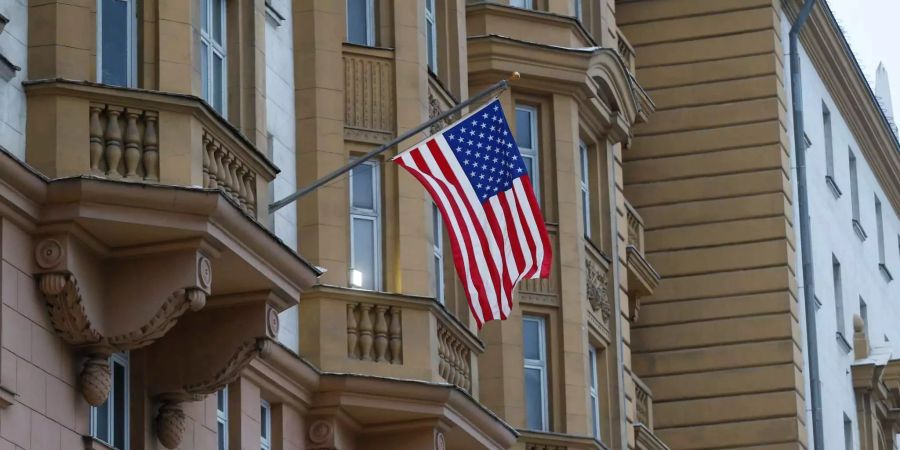 Die US-Flagge weht am 30.12.2016 an der Botschaft der USA in Moskau.