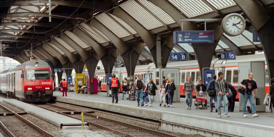 Zürcher Pendler schlagen sich am Dienstagmorgen mit einer Bahnstörung herum.