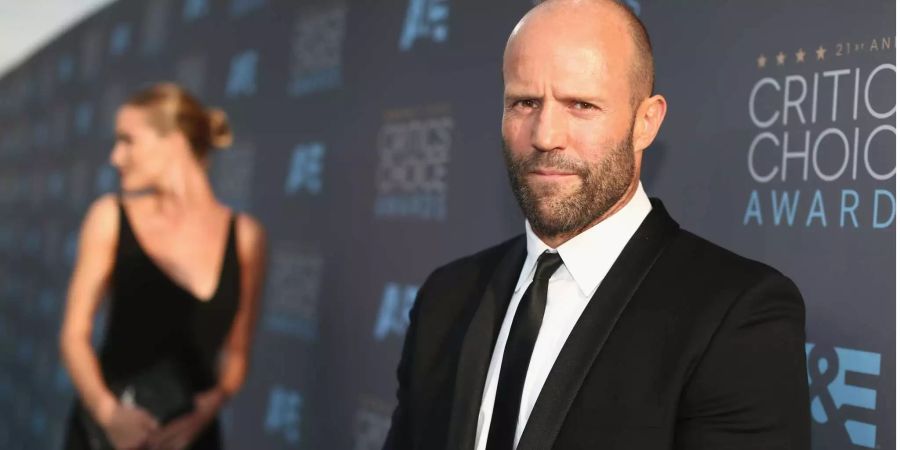 Actionheld Jason Statham beweist mit einem Mode-Statement Mut.