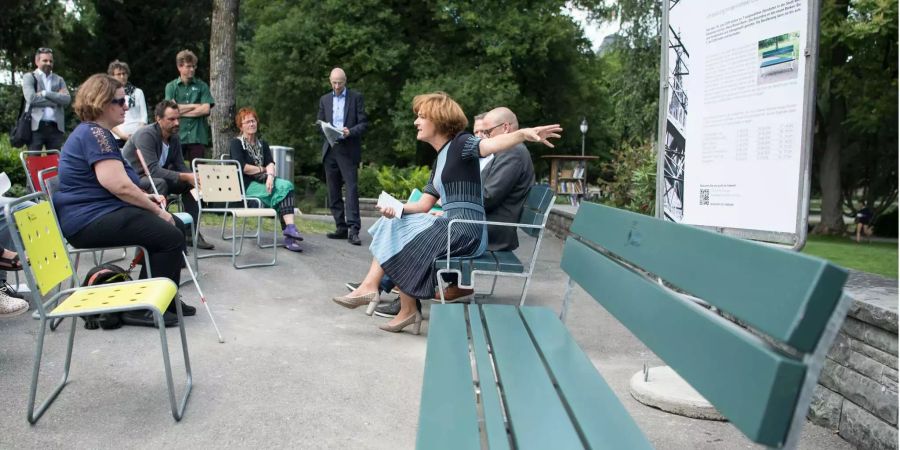 Die Berner Gemeinderaetin Ursula Wyss sitzt auf einer neuen Sitzbänke Probe.