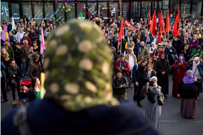 Mehr als 500 Menschen demonstrieren gegen Islamophobie in Lausanne. Mehr als 500 Menschen demonstrieren gegen Islamophobie in Lausanne.