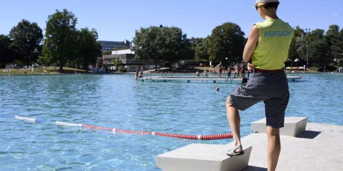 Bademeisterin schaut auf die Schwimmer im Freibad Weyermannshaus in Bern - Keystone Bademeisterin schaut auf die Schwimmer im Freibad Weyermannshaus in Bern - Keystone