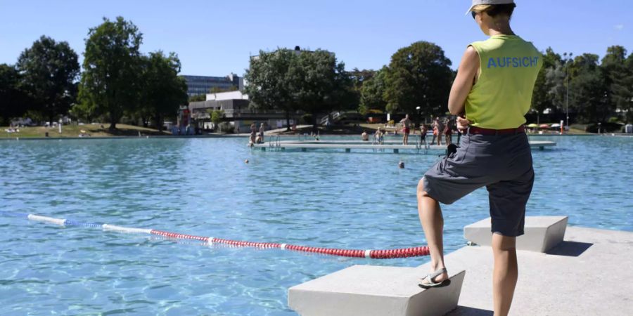 Bademeisterin schaut auf die Schwimmer im Freibad Weyermannshaus in Bern - Keystone