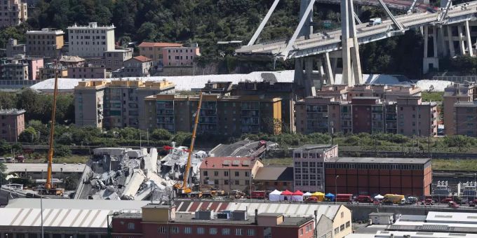 Mit Baggern und Kränen werden Trümmerteile der teilweise eingestürzten Brücke in Genua (IT) weggeräumt. Mit Baggern und Kränen werden Trümmerteile der teilweise eingestürzten Brücke in Genua (IT) weggeräumt.
