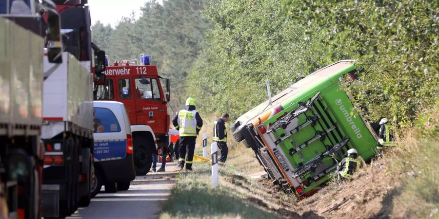 Der Fernbus ist aus ungeklärter Ursache nach rechts von der Fahrbahn abgekommen und in den Graben geraten.