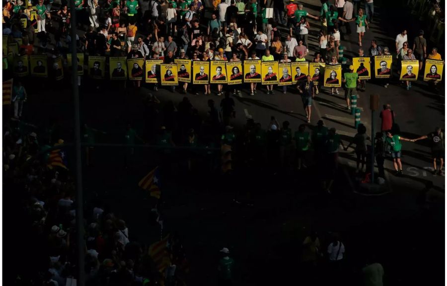 Die Demonstranten fordern die Freilassung der festgenommenen Politiker.