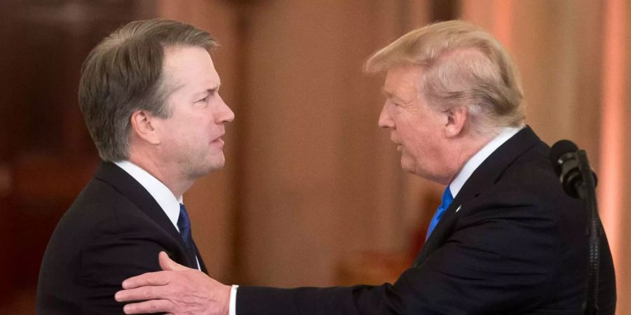 US-Präsident Donald Trump (r.) nominierte Brett Kavanaugh als neuen Richter am Obersten Gerichtshof. Nun muss Kavanaugh (l.) noch vom Senat bestätigt werden.