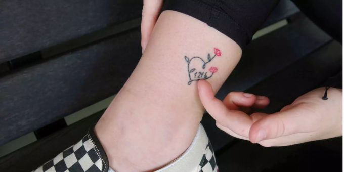 Lassen die Tattoos sich unter der Kleidung verbergen, sind sie nie ein Problem. Lassen die Tattoos sich unter der Kleidung verbergen, sind sie nie ein Problem.