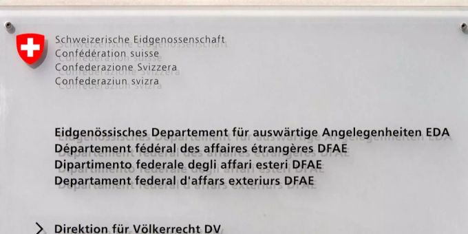 Ein Schild, auf dem das Eidgenössiche Departement für auswärtige Angelegenheiten (EDA) angeschrieben ist. UNO