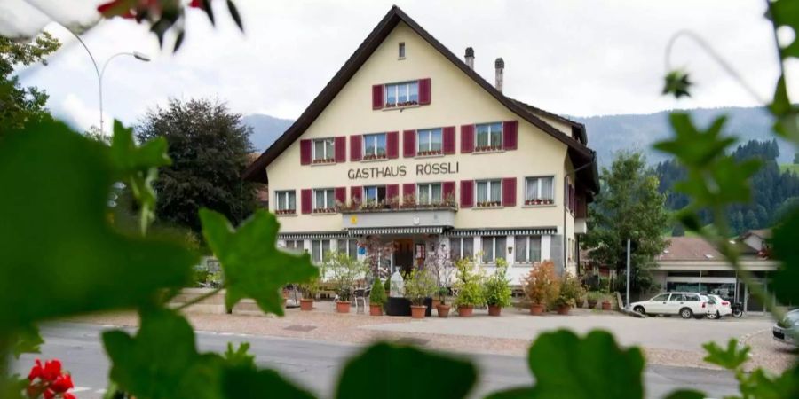 Auf dem Land kämpft man derweil mit sinkenden Gästezahlen: Im Bild ein klassisches Landgasthaus, das Restaurant Rössli in Escholzmatt LU.