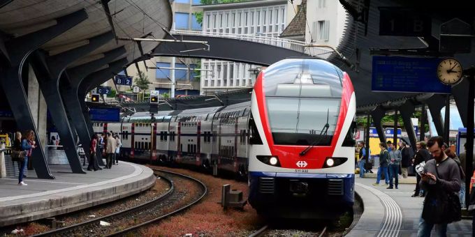 Der Bund soll im trinationalen Raum Basel zügig eine «leistungsfähige S-Bahn mit separater Trassenführung» vorantreiben. Zürich Stadelhofen, s-bahn