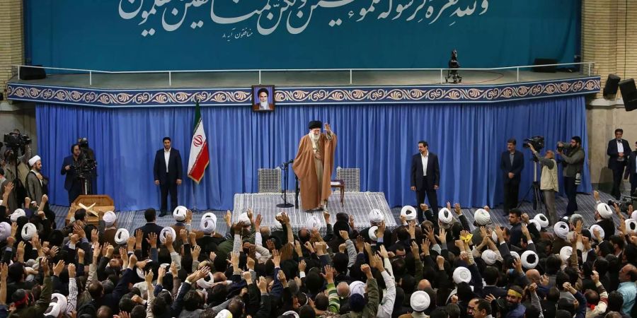 Der iranische Präsident forderte die Freilassung aller Studenten.