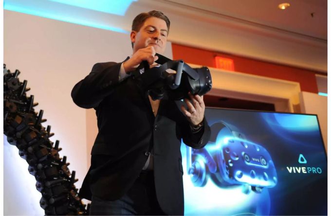 HTC-Chef Daniel O'Brien stellt die neue Spezialbrille Vive Pro auf der Technik-Messe CES in Las Vegas vor. HTC-Chef Daniel O'Brien stellt die neue Spezialbrille Vive Pro auf der Technik-Messe CES in Las Vegas vor.