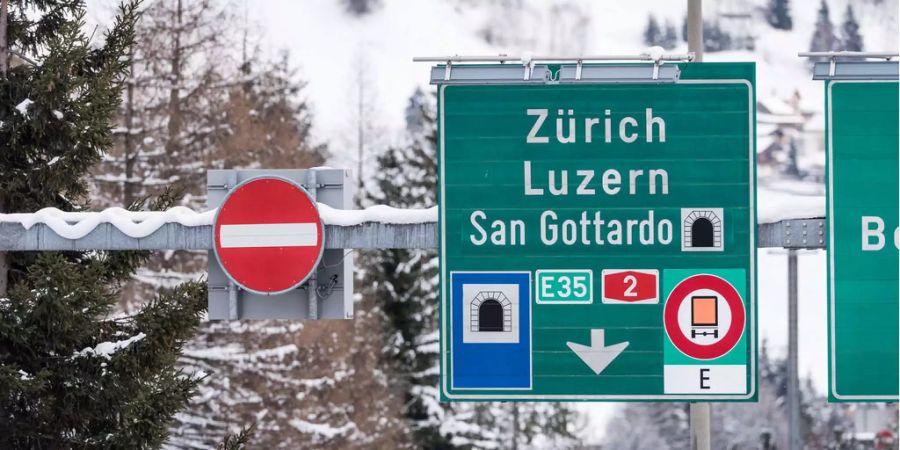 Autobahn-Schilder sollen einsprachig bleiben.