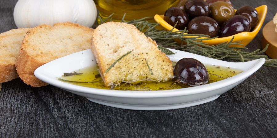 Hochwertiges Olivenöl ist ein wesentlicher Bestandteil der gesunden, mediterranen Diät.
