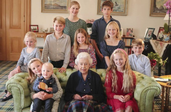 Queen Elizabeth mit ihren Enkeln – auch dieses Bild wurde bearbeitet. prinzessin kate