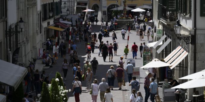 Menschen laufen durch die Strassen von Solothurn. Menschen