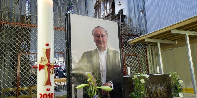 Geistliche und die Bevölkerung nehmen am Samstag, 25. September 2010, in der Kathedrale Sankt Niklaus in Fribourg an einer Abdankungsfeier Abschied von Bischof Bernard Genoud. Der Bischof von Lausanne, Genf und Fribourg erlag 68-jährig einem Krebsleiden. Bischof Bernard Genoud