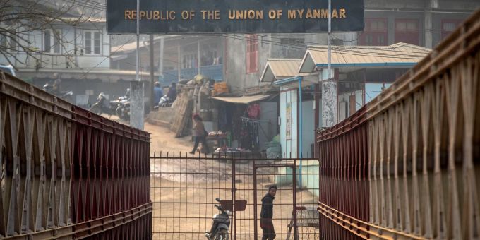 Ein Myanmarese blickt an der Grenze zwischen Indien und Myanmar in Richtung der indischen Seite. Ein Myanmarese blickt an der Grenze zwischen Indien und Myanmar in Richtung der indischen Seite.