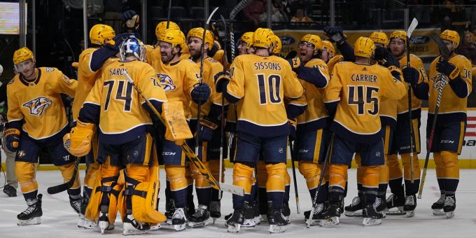 Die Nashville Predators jubeln in der NHL spät gegen Colorado. NHL