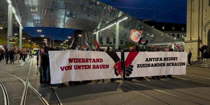 «Abendspaziergang» - Hunderte ziehen bei Antifa-Demo durch Bern