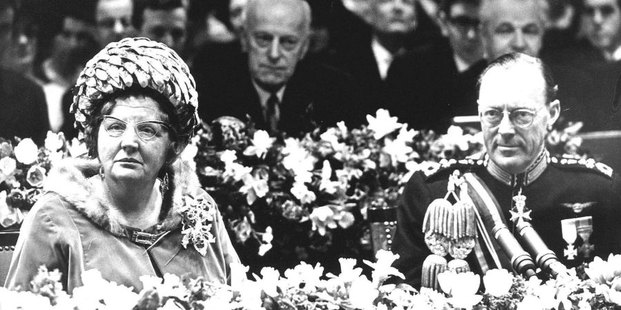 Die damalige niederländische Königin Juliana und ihr Ehemann Prinz Bernhard bei der Hochzeit ihrer Tochter Prinzessin Beatrix (1966).