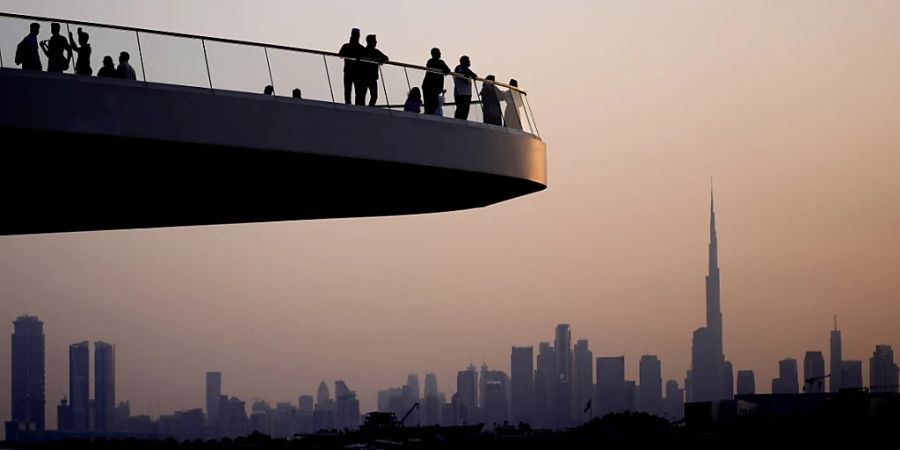 Aussichtsplattform im Dubai Creek Harbour mit Blick auf die Skyline der Wüstenstadt. (Archivbild)