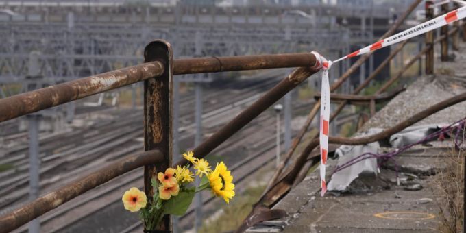 Blumen an der Unglückstelle des Busunglücks, das 21 Todesopfer forderte. Geländer