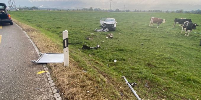 Subingen: Auto kommt von Strasse ab und überschlägt sich. Auto überschlägt sich