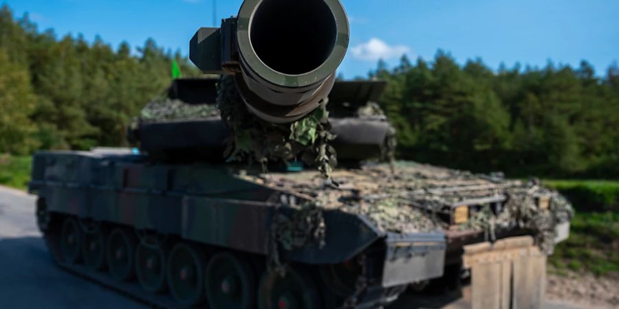 ARCHIV - Ein Kampfpanzer der Bundeswehr vom Typ «Leopard 2 A7V» steht auf einem Übungsplatz (Symbolbild). Foto: Philipp Schulze/dpa