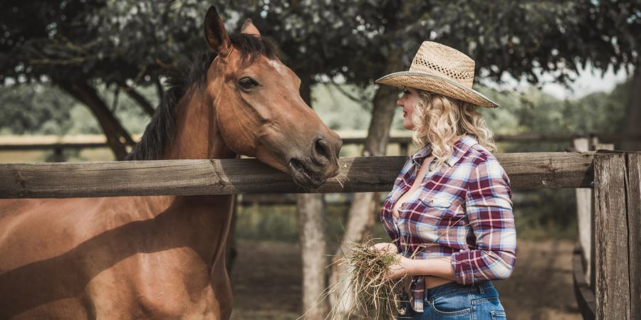 Frau mit Pferd