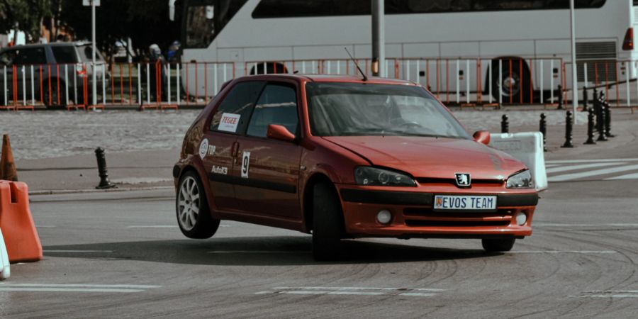 Auto fährt Slalom