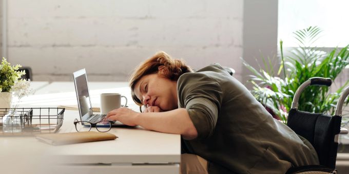 Wenn im Job viel Arbeit ansteht, kommt der Schlaf schon mal zu kurz. Schlaf, Job, Arbeit, müde
