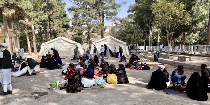 Verletzte warten auf Behandlung nach den verheerenden Erdbeben in Afghanistan. Erdbeben Afghanistan