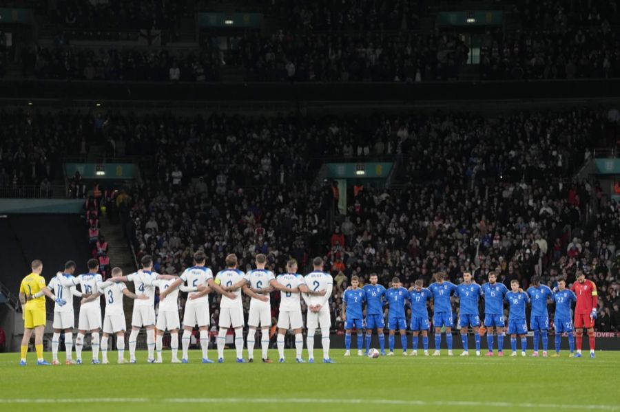 Vor dem Spiel wird den Todesopfern in Israel und Belgien gedacht.