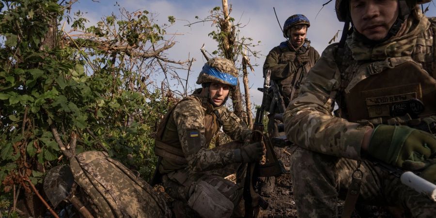 Ukrainische Soldaten sitzen im September an der Frontlinie in der Nähe von Andrijewka in der Region Donezk. (Archivbild)