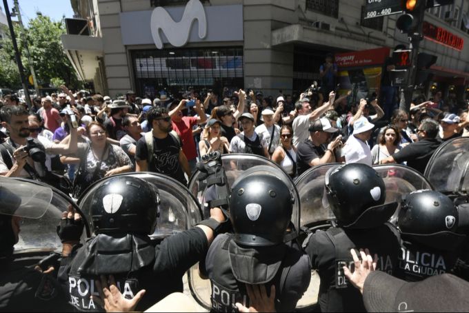 In Buenos Aires gerieten die Protestierenden und die Polizei aneinander. Argentinien Proteste