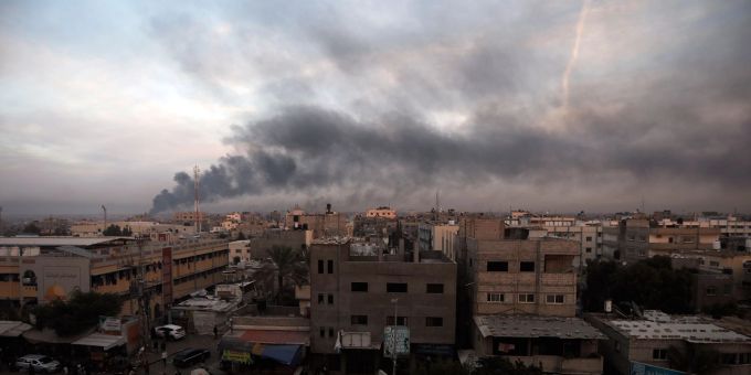 Rauch steigt nach israelischen Angriffen über Chan Junis auf. Rauch steigt nach israelischen Angriffen über Chan Junis auf.