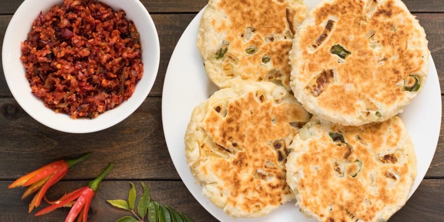 Pol Roti mit Kokosnuss und Chilli aus Holztisch.