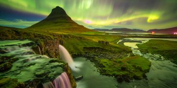 Islands Berge mit Wasserfällen und Polarlichtern.