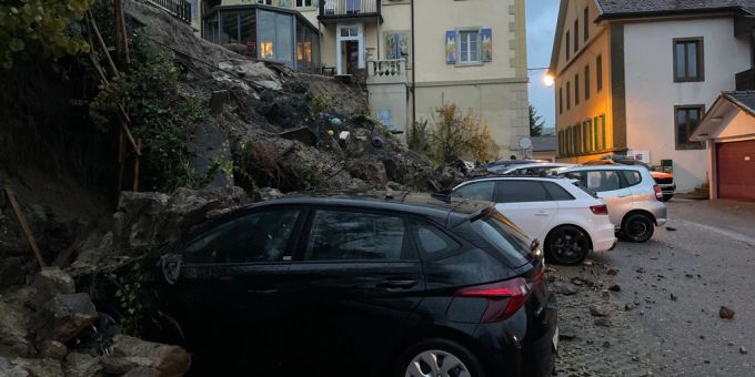 Der Erdrutsch begrub gleich mehrere Autos unter sich. Freiburg Unwetter Wetter
