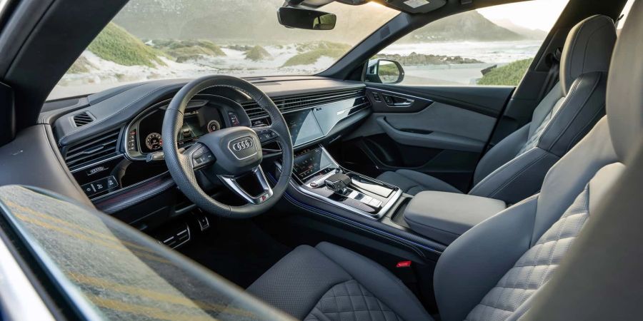 Im Innenraum zeigt sich der frisch überarbeitete Audi SQ8 mit überraschend wenig Änderungen im Vergleich zum Vorgänger.