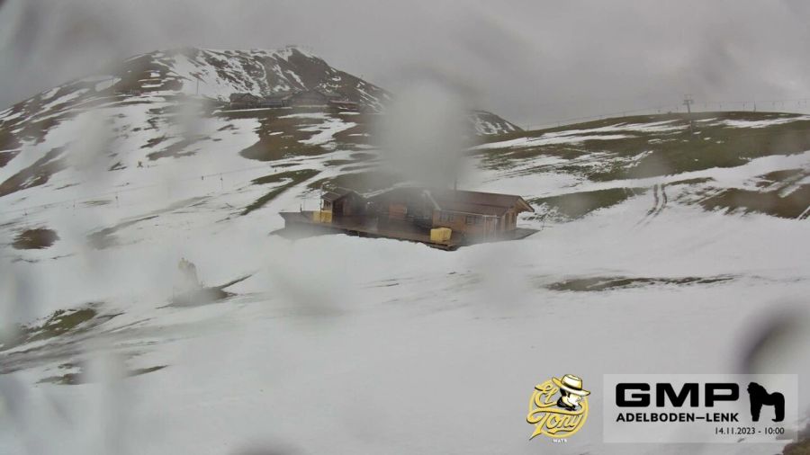 Die Webcam im Skigebiet Adelboden-Lenk zeigt die Schneeschmelze deutlich. Heute sind viele braune Stellen sichtbar.