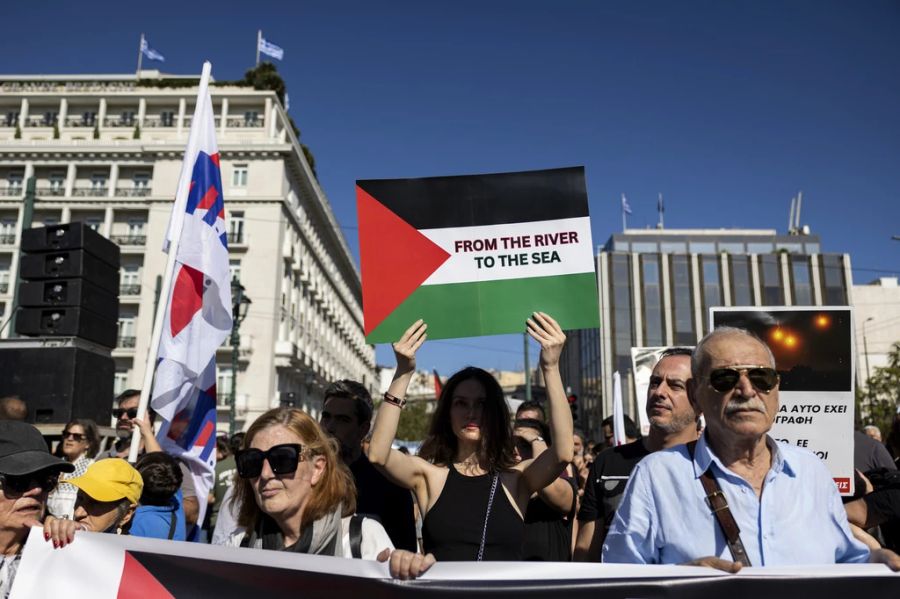 Auch in Athen taucht «From the River to the Sea» an pro-palästinensischen Demonstrationen auf.