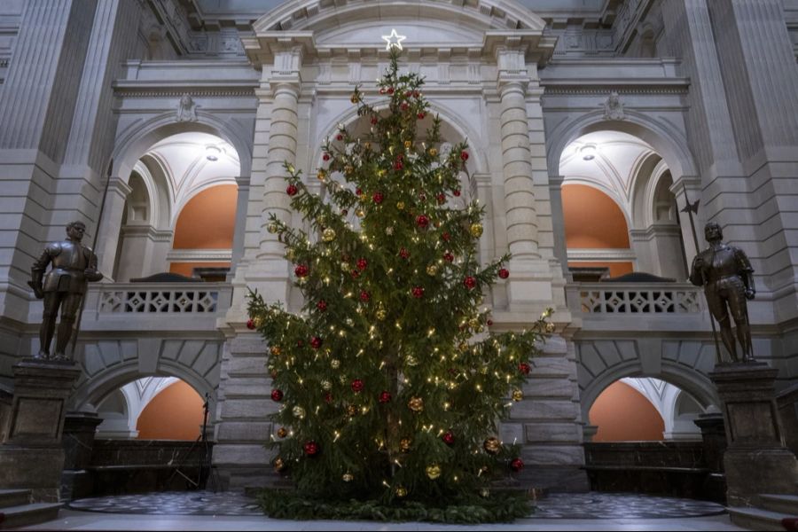 Ein Weihnachtsbaum – wie hier im Bundeshaus – gehört in der Schweiz einfach zu Weihnachten.