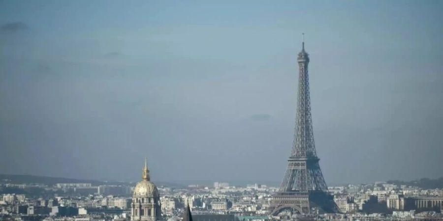 Der Eiffelturm in Paris: Immer wieder werden Schweizerinnen mit Party-Einladungen in die französische Hauptstadt gelockt.