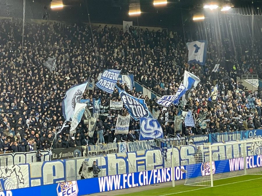 Das gilt aber auch für die Heimfans: Die Anhänger des FC Luzern peitschen ihr Team nach vorne.