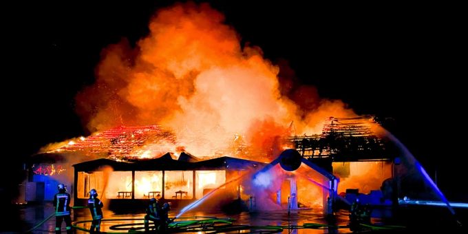 In einem Industrielager im Tessin ist ein Grossbrand ausgebrochen. (Symbolbild) Grossbrand