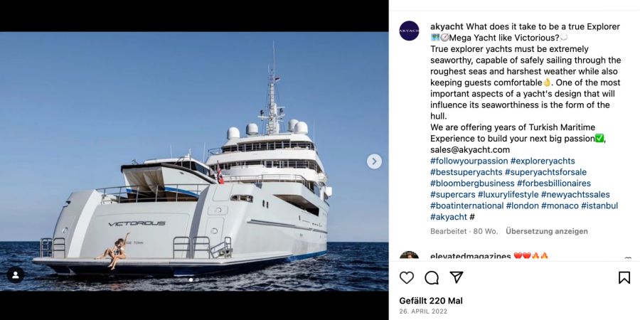 Instagram Post von der Superyacht Victorious von hinten mit zwei Frauen an Bord.